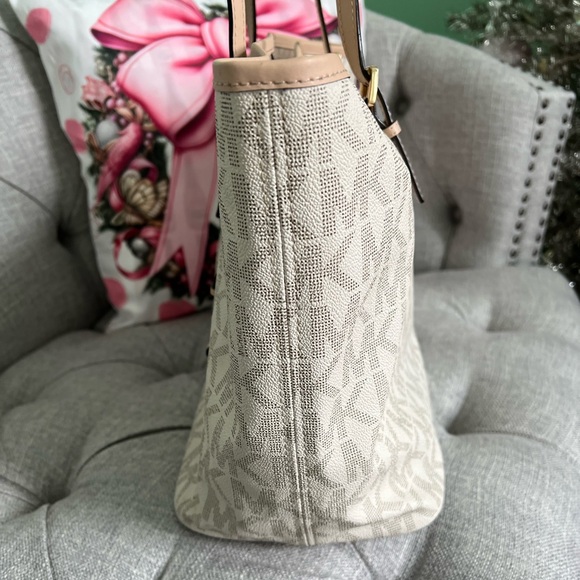 Michael Kors Logo Tote - Picture 5 of 15